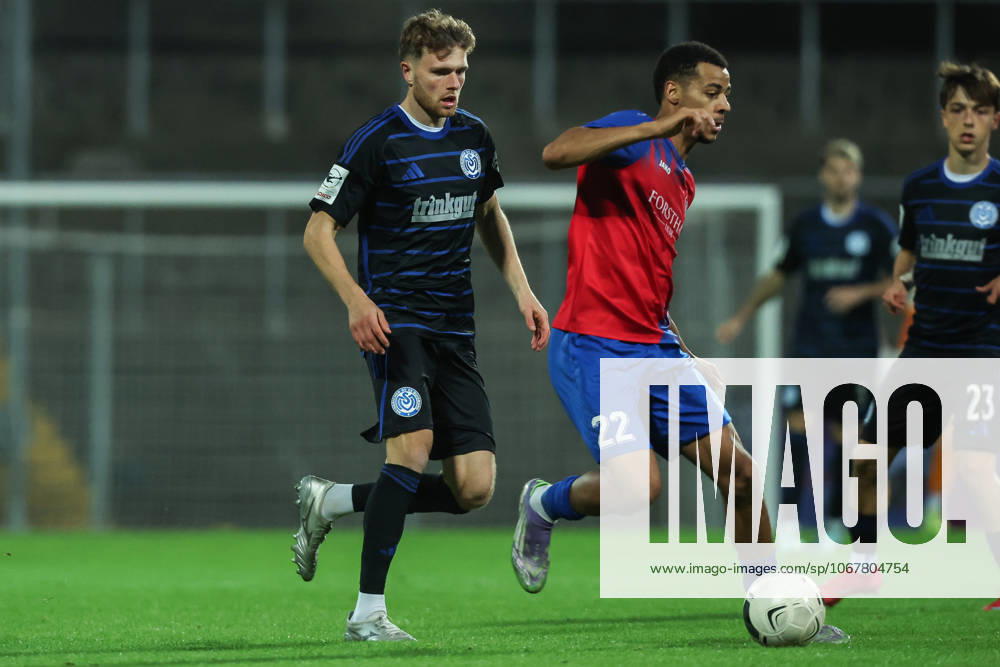 Fussball, FVN Niederrheinpokal Saison 2025 2026 Achtelfinale KFC Uerdingen - MSV Duisburg 15.10.2025, Grotenburg-Stadion Steffen Meuer (MSV Duisburg, 18) +k22+ Zweikampf Krefeld Grotenburg-Stadion Nordrhein-Westfalen Deutschland