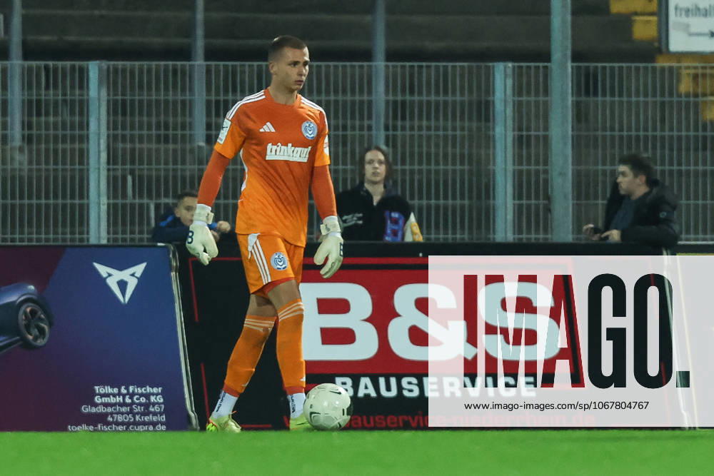 Fussball, FVN Niederrheinpokal Saison 2025 2026 Achtelfinale KFC Uerdingen - MSV Duisburg 15.10.2025, Grotenburg-Stadion Max Braune (MSV Duisburg, 1) Krefeld Grotenburg-Stadion Nordrhein-Westfalen Deutschland