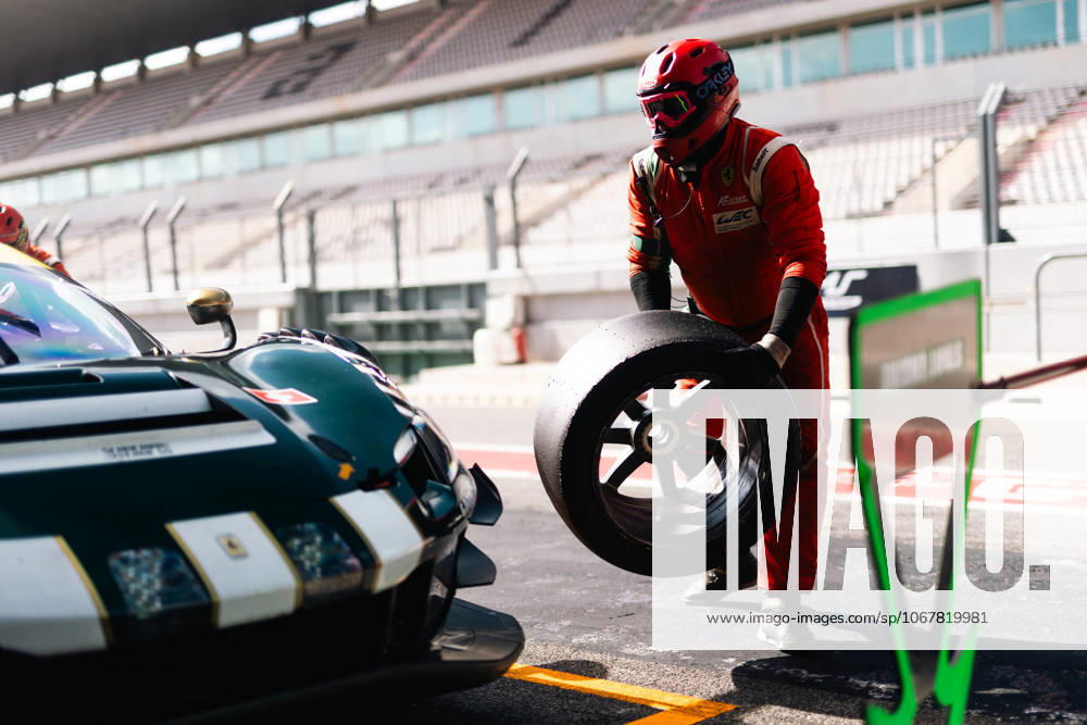 AUTO - ELMS - 4 HOURS OF PORTIMAO 2025 55 CAMERON Duncan (gbr), GRIFFIN Matt (irl), PEREL David (zaf), Spirit of Race, Ferrari 296 GT3, LMGT3, mecaniciens, mechanics pitlane, during the 4 Hours of Portimao, 6th round of the 2025 European Le Mans Series on the Autodromo Internacional do Algarve from October 16 to 18, 2025 in Portimao, Portugal -