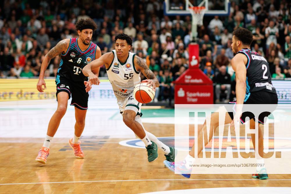 Eli Brooks (Gladiators Trier) im Zweikampf mit Michael Kessens (Telekom Baskets Bonn) und Alijah Comithier (Telekom Baskets Bonn), Vet Concept Gladiators Trier vs Telekom Baskets Bonn, Basketball, BBL Pokal, Achtelfinale, Saison 2025 2026, 17.10.2025 Vet Concept Gladiators Trier vs Telekom Baskets Bonn, Basketball, BBL Pokal, Achtelfinale, Saison 2025 2026