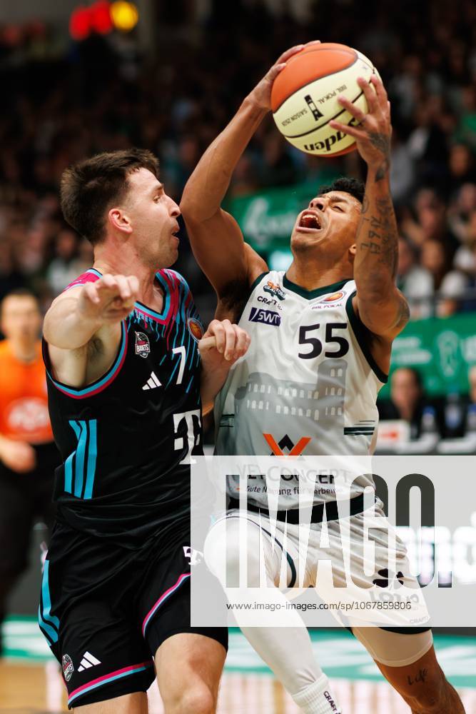 Eli Brooks (Gladiators Trier) im Zweikampf mit Grayson Murphy (Telekom Baskets Bonn), Vet Concept Gladiators Trier vs Telekom Baskets Bonn, Basketball, BBL Pokal, Achtelfinale, Saison 2025 2026, 17.10.2025 Vet Concept Gladiators Trier vs Telekom Baskets Bonn, Basketball, BBL Pokal, Achtelfinale, Saison 2025 2026
