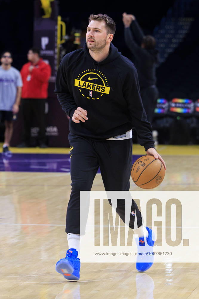 Luka Doncic 77 of the Los Angeles Lakers warms up prior to their preseason NBA, Basketball Herren, USA game against against the Sacramento Kings on Friday October 17, 2025 at Crypto.com Arena in Los Angeles, California. ARIANA RUIZ PI Los Angeles USA - ZUMAp124 20251017_zaa_p124_003