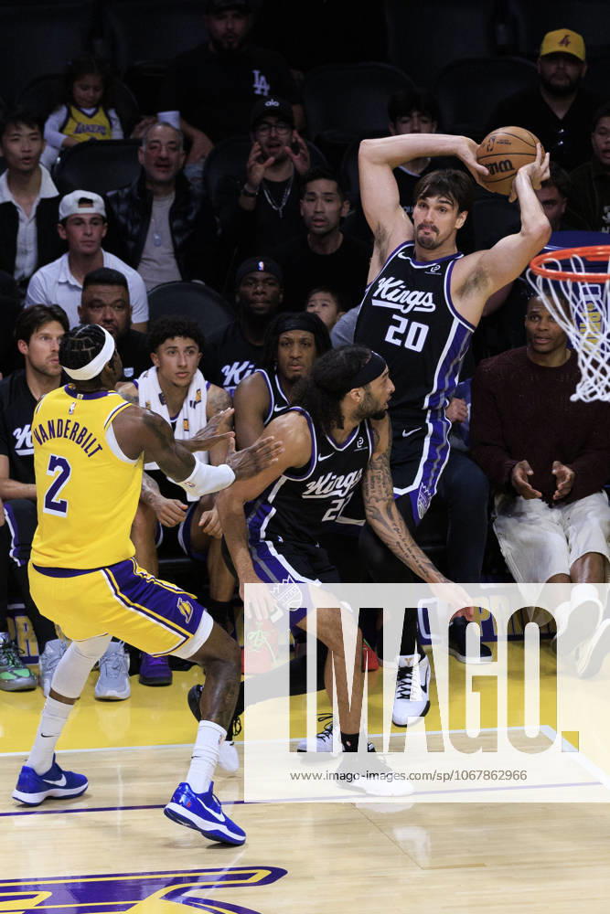 Dario Saric 20 of the Sacramento Kings passes the ball from the corner during their preseason NBA, Basketball Herren, USA game against the Los Angeles Lakers on Friday October 17, 2025 at Crypto.com Arena in Los Angeles, California. ARIANA RUIZ PI Los Angeles USA - ZUMAp124 20251017_zaa_p124_038