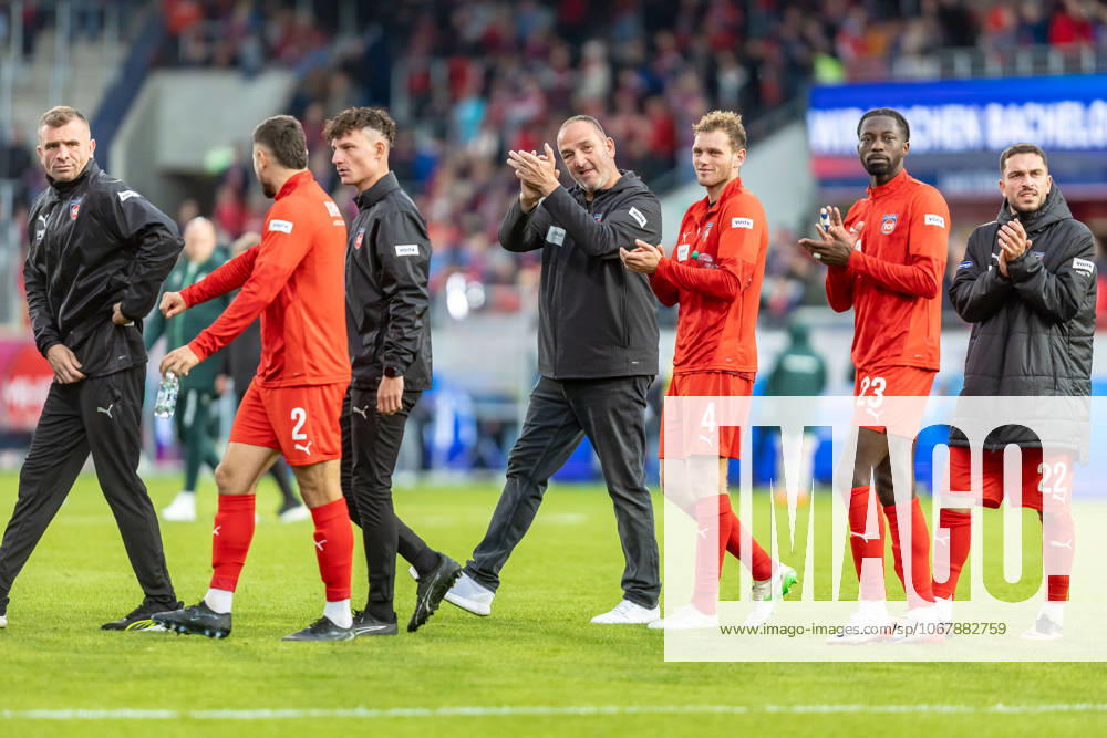Frank Schmidt (FC Heidenheim, Chef-Trainer) freut sich mit seinem Team ueber den Punkt nach dem Spiel Tim Siersleben (FC Heidenheim, 04) Omar Haktab Traore (FC Heidenheim, 23) Arijon Ibrahimovic (FC Heidenheim, 22) klatschen Beifall, GER, 1. FC Heidenheim vs. Werder Bremen, Fussball, Bundesliga, 07. Spieltag, Spielzeit 2025 2026, 18.10.2025, DFL DFB REGULATIONS PROHIBIT ANY USE OF PHOTOGRAPHS AS IMAGE SEQUENCES AND OR QUASI-VIDEO, GER, 1. FC Heidenheim vs. Werder Bremen, Fussball, Bundesliga, 07. Spieltag, Spielzeit 2025 2026, 18.10.2025 Heidenheim