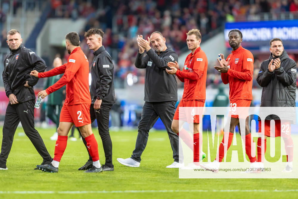 Frank Schmidt (FC Heidenheim, Chef-Trainer) freut sich mit seinem Team ueber den Punkt nach dem Spiel Tim Siersleben (FC Heidenheim, 04) Omar Haktab Traore (FC Heidenheim, 23) Arijon Ibrahimovic (FC Heidenheim, 22) klatschen Beifall,, GER, 1. FC Heidenheim vs. Werder Bremen, Fussball, Bundesliga, 07. Spieltag, Spielzeit 2025 2026, 18.10.2025, DFL DFB REGULATIONS PROHIBIT ANY USE OF PHOTOGRAPHS AS IMAGE SEQUENCES AND OR QUASI-VIDEO, GER, 1. FC Heidenheim vs. Werder Bremen, Fussball, Bundesliga, 07. Spieltag, Spielzeit 2025 2026, 18.10.2025 Heidenheim