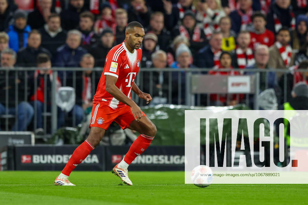 Jonathan Tah (FC Bayern Muenchen, 04) mit Ball, GER, FC Bayern Muenchen vs. Borussia Dortmund, Fussball, Bundesliga, 7. Spieltag, Saison 2025 2026, 18.10.2025, , GER, FC Bayern Muenchen vs. Borussia Dortmund, Fussball, Bundesliga, 7. Spieltag, Saison 2025 2026, 18.10.2025 Muenchen