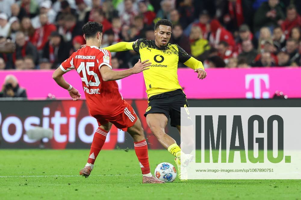Im Zweikampf, Aktion, mit Alexandar Pavlovic 45 (FC Bayern Muenchen), Felix Nmecha d8 (Borussia Dortmund), FC Bayern Muenchen vs. Borussia Dortmund, Fussball, 1. Bundesliga, 7. Spieltag, 18.10.2025 DFB regulations prohibit any use of photographs as image sequences and or quasi-video Muenchen Bayern Deutschland