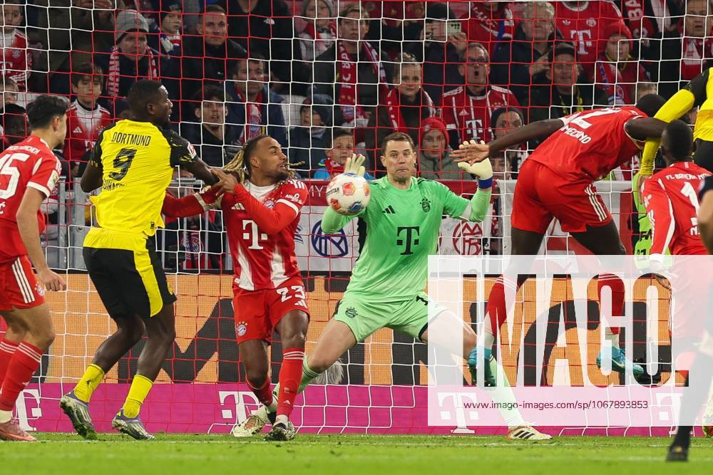 Torwartaktion von Manuel Neuer 1 (FC Bayern Muenchen), FC Bayern Muenchen vs. Borussia Dortmund, Fussball, 1. Bundesliga, 7. Spieltag, 18.10.2025 DFB regulations prohibit any use of photographs as image sequences and or quasi-video Muenchen Bayern Deutschland