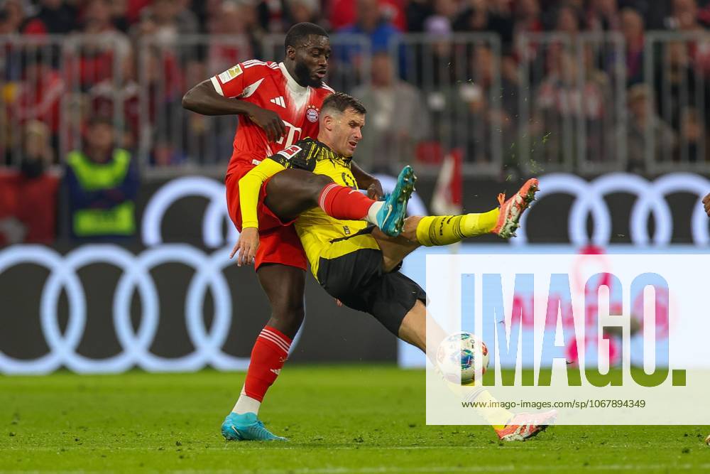 Im Zweikampf, Aktion, mit Dayot Upamecano 2 (FC Bayern Muenchen), Pascal Gross 13 (Borussia Dortmund), FC Bayern Muenchen vs. Borussia Dortmund, Fussball, 1. Bundesliga, 7. Spieltag, 18.10.2025 DFB regulations prohibit any use of photographs as image sequences and or quasi-video Muenchen Bayern Deutschland