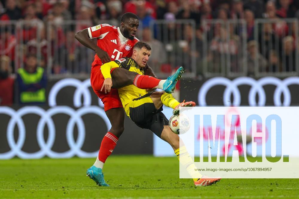 Im Zweikampf, Aktion, mit Dayot Upamecano 2 (FC Bayern Muenchen), Pascal Gross 13 (Borussia Dortmund), FC Bayern Muenchen vs. Borussia Dortmund, Fussball, 1. Bundesliga, 7. Spieltag, 18.10.2025 DFB regulations prohibit any use of photographs as image sequences and or quasi-video Muenchen Bayern Deutschland