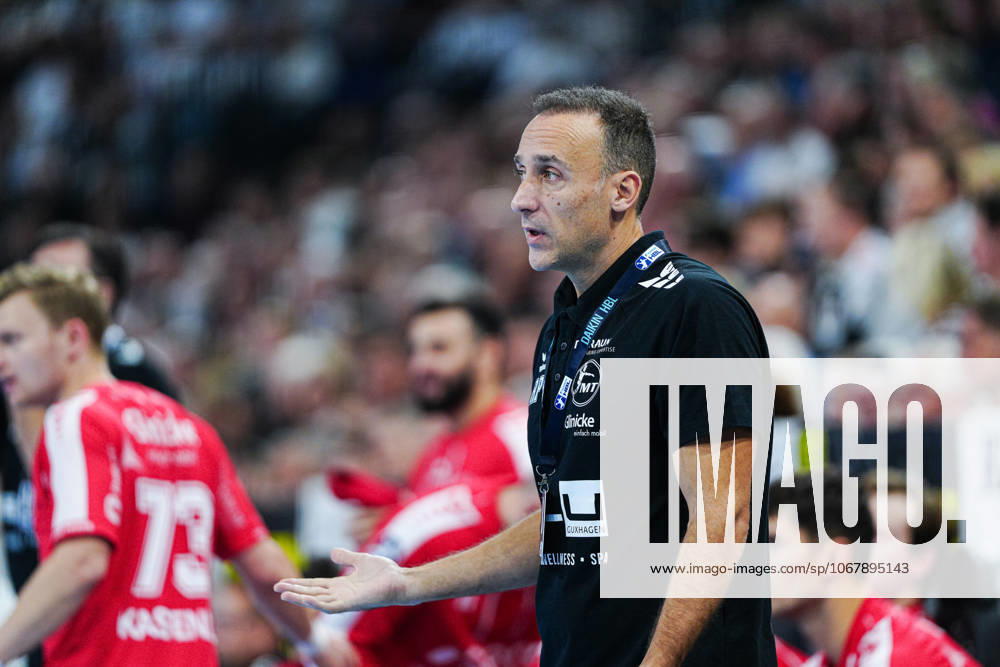 Roberto Garcia Parrondo (MT Melsungen, Trainer) GER, THW Kiel vs. MT Melsungen, Handball, 1. Bundesliga, Spieltag 09, Saison 2025 2026, 18.10.2025 GER, THW Kiel vs. MT Melsungen, Handball, 1. Bundesliga, Spieltag 09, Saison 2025 2026, 18.10.2025 Kiel