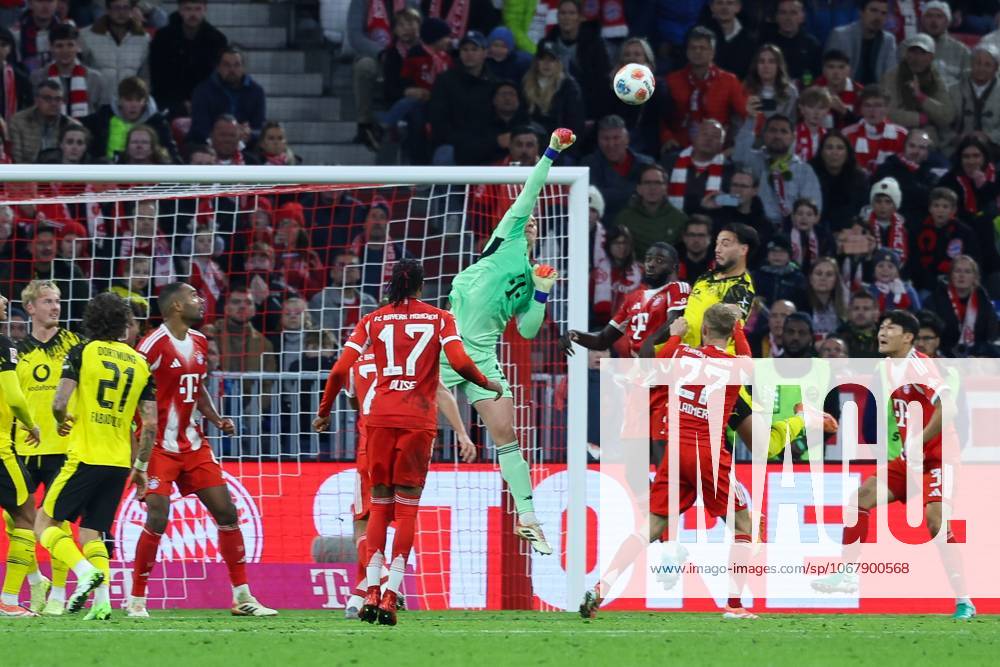 Torwartaktion von Manuel Neuer 1 (FC Bayern Muenchen), FC Bayern Muenchen vs. Borussia Dortmund, Fussball, 1. Bundesliga, 7. Spieltag, 18.10.2025 DFB regulations prohibit any use of photographs as image sequences and or quasi-video Muenchen Bayern Deutschland