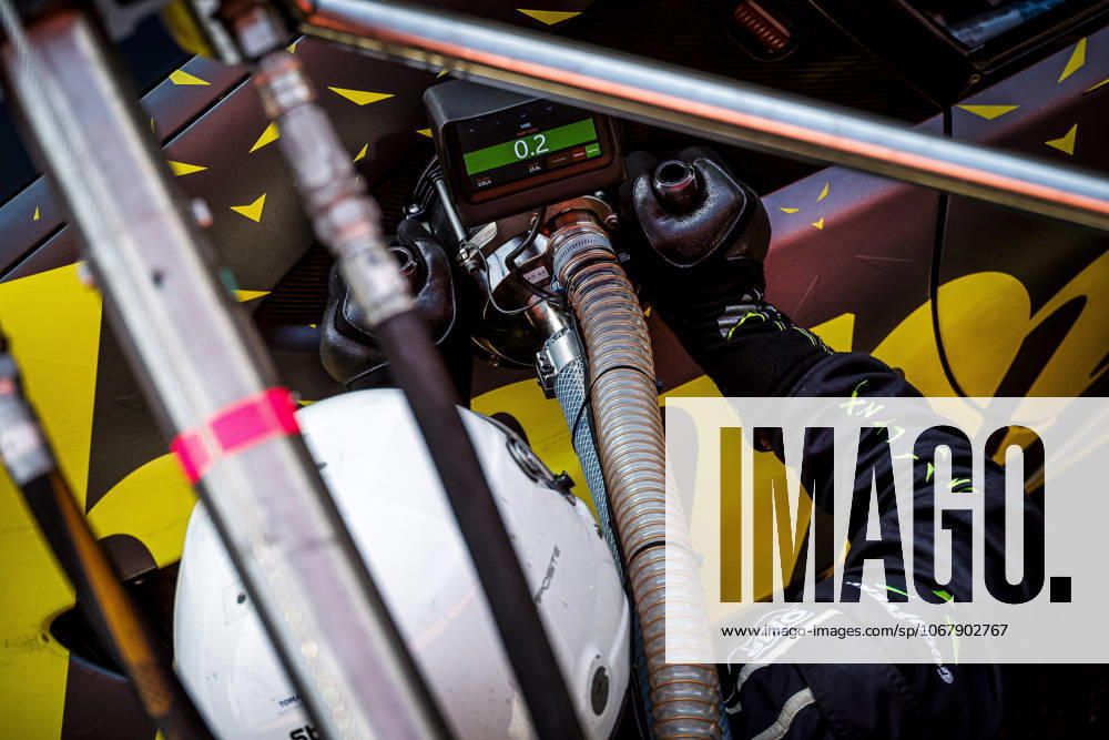 AUTO - ELMS - 4 HOURS OF PORTIMAO 2025 63 BERRY Martin (sgp), HANAFIN Lorcan (gbr), SCHILLER Fabian (gbr), Iron Lynx, Mercedes-AMG GT3 Evo, LMGT3, portrait Drivers changing, changement de pneus, tires change pneus, tyres, tyre, refuelling, arret aux stands, pit stop during the 4 Hours of Portimao, 6th round of the 2025 European Le Mans Series on the Autodromo Internacional do Algarve from October 16 to 18, 2025 in Portimao, Portugal - PortimaoPortugal