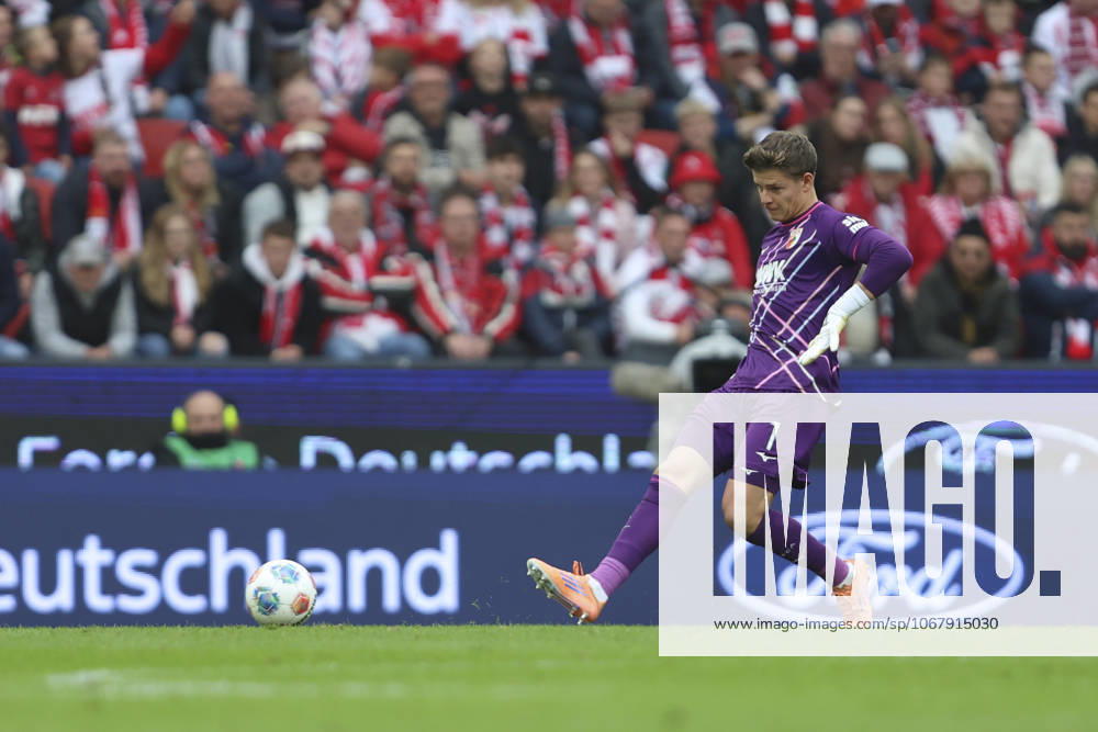Torwart Finn Dahmen (FC Augsburg) in Aktion, am Ball, Einzelaktion waehrend des spiels der Bundesliga zwischen 1. FC Köln und FC Augsburg, RheinEnergieSTADION am 18. October 2025 in Köln, Deutschland. (Foto von Oliver Kaelke DeFodi Images) +++ Torwart Finn Dahmen (FC Augsburg) controls the ball during the Bundesliga match between 1. FC Köln and FC Augsburg at RheinEnergieSTADION on October 18, 2025 in Köln, Germany. (Photo by Oliver Kaelke DeFodi Images) DFL regulations prohibit any use of photographs as image sequences and or quasi-video. (Photo by Oliver Kaelke DeFodi Images) Goalkeeper Finn Dahmen FC Augsburg in action, on the ball, single action during the Bundesliga match between 1 FC Köln and FC Augsburg, RheinEnergieSTADION on October 18, 2025 in Köln, Germany Photo by Oliver Kaelke DeFodi Images Goalkeeper Finn Dahmen FC Augsburg controls the ball during the Bundesliga match between 1 FC Köln and FC Augsburg at RheinEnergieSTADION on October 18, 2025 in Köln, Germany Photo by Oliver Kaelke DeFodi Images DFL regulations prohibit any use of photographs as image sequences and or quasi video Photo by Oliver Kaelke DeFodi Images