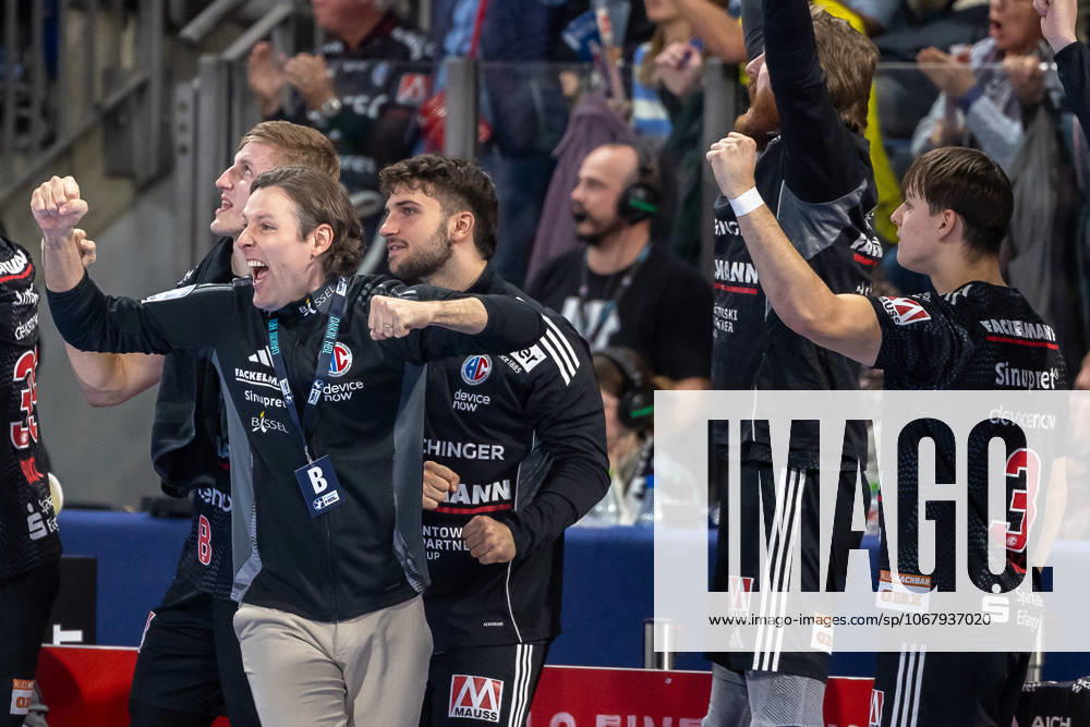 Jubel bei Johannes Sellin (HC Erlangen, Chef-Trainer) und der Erlangener Bank Lars Genz (HC Erlangen, 03) HC Erlangen vs. HSG Wetzlar, Handball, 1. Handball Bundesliga, Saison 2025 2026, 9. Spieltag, 18.10.2025 HC Erlangen vs. HSG Wetzlar, Handball, 1. Handball Bundesliga, Saison 2025 2026, 9. Spieltag, 18.10.2025 Nuernberg