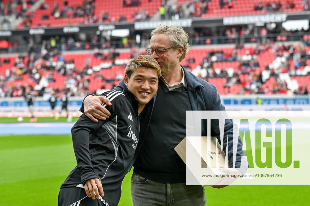 Ritsu Doan (Eintracht Frankfurt, 20) und Clemens Hartenbach (SC Freiburg, Vorstand) beim Empfang durch den SC Freiburg. GER, SC Freiburg - Eintracht Frankfurt, Fussball, Bundesliga, 7. Spieltag, Saison 2025 2026, 19.10.2025 DFL DFB REGULATIONS PROHIBIT ANY USE OF PHOTOGRAPHS AS IMAGE SEQUENCES AND OR QUASI-VIDEO GER, SC Freiburg - Eintracht Frankfurt, Fussball, Bundesliga, 7. Spieltag, Saison 2025 2026, 19.10.2025 Freiburg