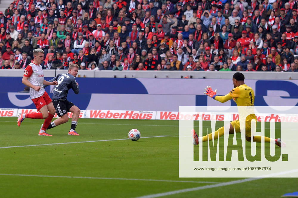 Fussball 1.Bundesliga, SC Freiburg - Eintracht Frankfurt v.l. Jonathan Jonny Burkardt (Eintracht Frankfurt) Torschuetze, erzielt das Tor, Treffer, scores the goal 1:1 Noah Atubolu (SC Freiburg) Freiburg