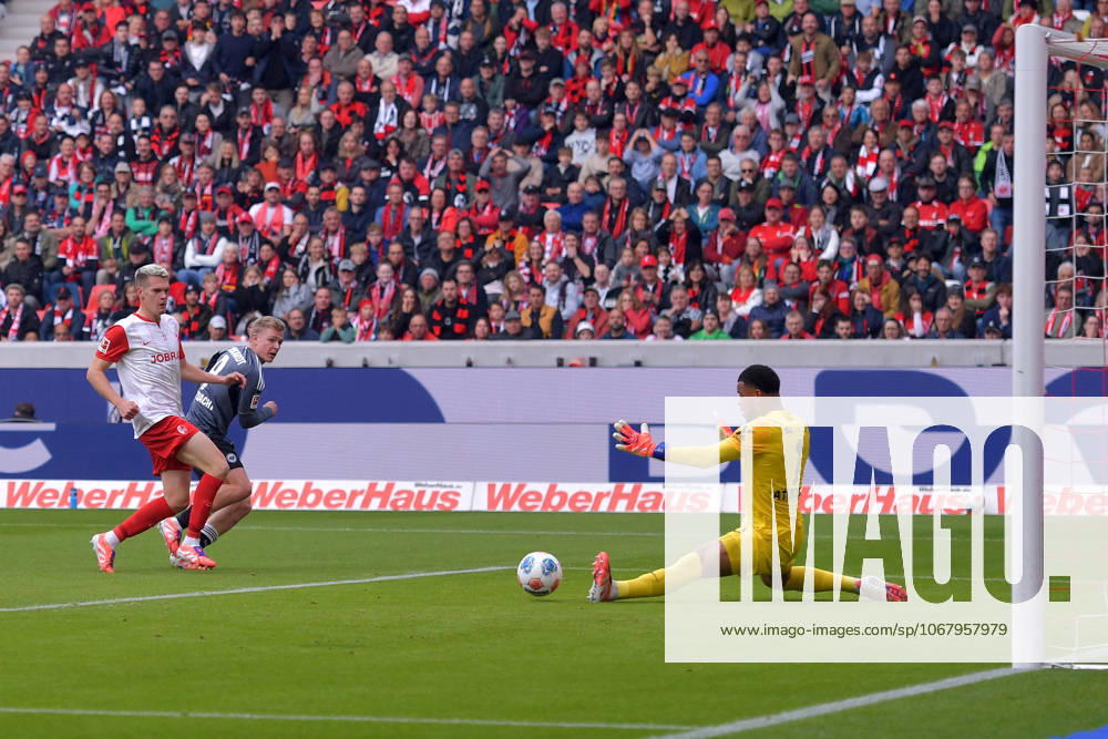 Fussball 1.Bundesliga, SC Freiburg - Eintracht Frankfurt v.l. Jonathan Jonny Burkardt (Eintracht Frankfurt) Torschuetze, erzielt das Tor, Treffer, scores the goal 1:1 Noah Atubolu (SC Freiburg) Freiburg
