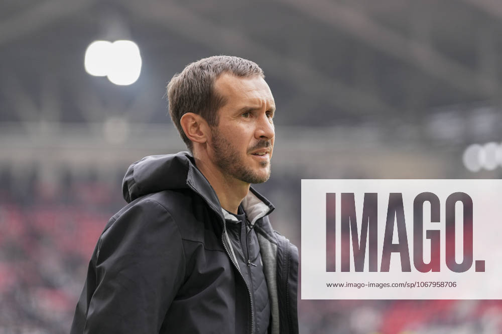 Julian Schuster (SC Freiburg, Trainer) , Deutschland, Fussball, 1. Bundesliga, 7.Spieltag, 2025 2026, SC Freiburg vs. Eintracht Frankfurt, 19.10.2025, Europa-Park Stadion, Freiburg, Deutschland DFL REGULATIONS PROHIBIT ANY USE OF PHOTOGRAPHS AS IMAGE SEQUENCES AND OR QUASI-VIDEO. Freiburg Europa-Park Stadion Baden-Württemberg Deutschland