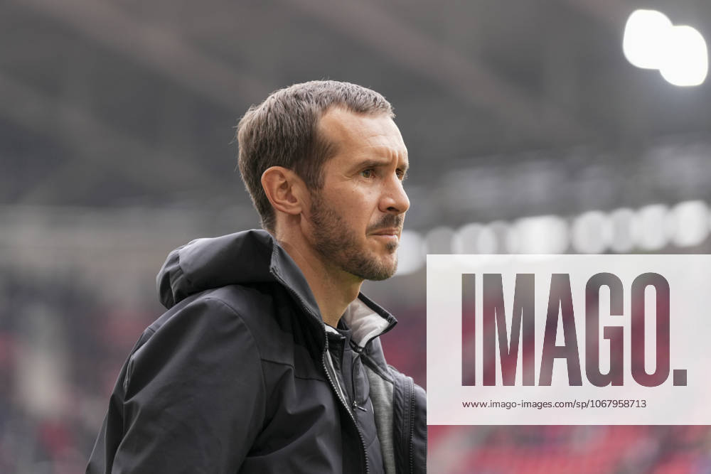 Julian Schuster (SC Freiburg, Trainer) , Deutschland, Fussball, 1. Bundesliga, 7.Spieltag, 2025 2026, SC Freiburg vs. Eintracht Frankfurt, 19.10.2025, Europa-Park Stadion, Freiburg, Deutschland DFL REGULATIONS PROHIBIT ANY USE OF PHOTOGRAPHS AS IMAGE SEQUENCES AND OR QUASI-VIDEO. Freiburg Europa-Park Stadion Baden-Württemberg Deutschland