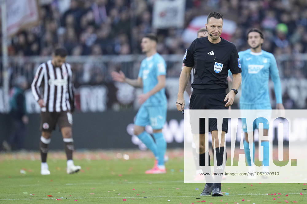 Schiedsrichter Sven Jablonski schaut waehrend des spiels der Bundesliga zwischen FC St. Pauli und TSG Hoffenheim, Millerntor-Stadion am 19. October 2025 in Hamburg, Deutschland. (Foto von Alex Gottschalk DeFodi Images) +++ Schiedsrichter Sven Jablonski looks on during the Bundesliga match between FC St. Pauli and TSG Hoffenheim at Millerntor-Stadion on October 19, 2025 in Hamburg, Germany. (Photo by Alex Gottschalk DeFodi Images) DFL regulations prohibit any use of photographs as image sequences and or quasi-video. (Photo by Alex Gottschalk DeFodi Images) DFL regulations prohibit any use of photographs as image sequences and or quasi-video. Referee Sven Jablonski looks on during the Bundesliga match between FC St Pauli and TSG Hoffenheim, Millerntor Stadion on October 19, 2025 in Hamburg, Germany Photo by Alex Gottschalk DeFodi Images Referee Sven Jablonski looks on during the Bundesliga match between FC St Pauli and TSG Hoffenheim at Millerntor Stadion on October 19, 2025 in Hamburg, Germany Photo by Alex Gottschalk DeFodi Images DFL regulations prohibit any use of photographs as image sequences and or quasi video Photo by Alex Gottschalk DeFodi Images DFL regulations prohibit any use of photographs as image sequences and or quasi video