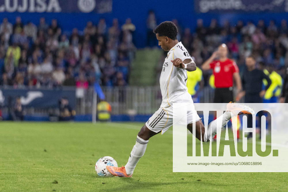RODRYGO GOES of Real Madrid CF pases the ball during the match belonging to the 25 26 season of La Liga EA soccer â€oe GETAFE CF vs. REAL MADRID CF †held on October 19, 2025, at the Coliseum Stadiumo, Madrid, Spain. Madrid Spain - ZUMAc312 20251020_zsp_c312_168