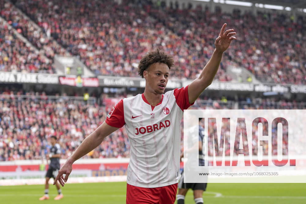 Derry Scherhant (SC Freiburg, 07) , Deutschland, Fussball, 1. Bundesliga, 7.Spieltag, 2025 2026, SC Freiburg vs. Eintracht Frankfurt, 19.10.2025, Europa-Park Stadion, Freiburg, Deutschland DFL REGULATIONS PROHIBIT ANY USE OF PHOTOGRAPHS AS IMAGE SEQUENCES AND OR QUASI-VIDEO. Freiburg Europa-Park Stadion Baden-Württemberg Deutschland