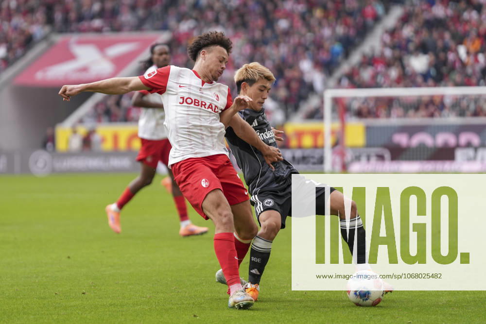 Derry Scherhant (SC Freiburg, 07) im Zweikampf mit Ritsu DÅan Ritsu Doan (Eintracht Frankfurt, 20) , Deutschland, Fussball, 1. Bundesliga, 7.Spieltag, 2025 2026, SC Freiburg vs. Eintracht Frankfurt, 19.10.2025, Europa-Park Stadion, Freiburg, Deutschland DFL REGULATIONS PROHIBIT ANY USE OF PHOTOGRAPHS AS IMAGE SEQUENCES AND OR QUASI-VIDEO. Freiburg Europa-Park Stadion Baden-Württemberg Deutschland