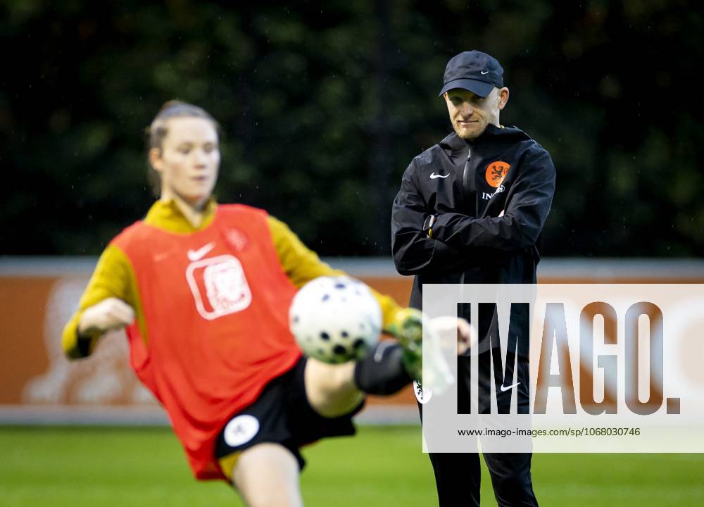 ZEIST - National coach Arjan Veurink during the Dutch women s national football team s training session. The Dutch women are preparing for the friendly against Poland. ANP KOEN VAN WEEL ANPxSportx IVx 539795063 originalFilename: 539795063