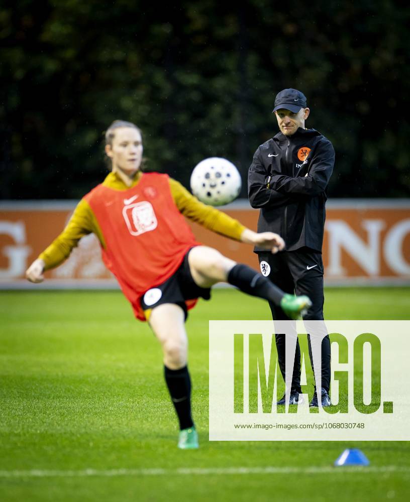 ZEIST - National coach Arjan Veurink during the Dutch women s national football team s training session. The Dutch women are preparing for the friendly against Poland. ANP KOEN VAN WEEL ANPxSportx IVx 539795070 originalFilename: 539795070
