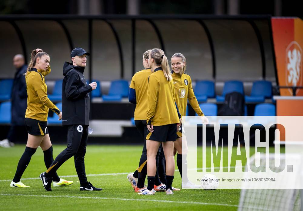 ZEIST - National coach Arjan Veurink during the Dutch women s national football team s training session. The Dutch women are preparing for the friendly against Poland. ANP KOEN VAN WEEL ANPxSportx IVx 539796100 originalFilename: 539796100