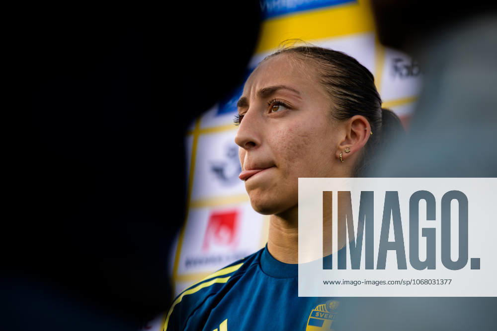 Rosa Kafaji of the Swedish women s national football team is interviewed by the media after a training session on October 20, 2025 in Benahavis. Photo: Ludvig Thunman BILDBYRAN kod LT LT0731 fotboll football soccer fotball träning practice training sverige sweden dam bbeng