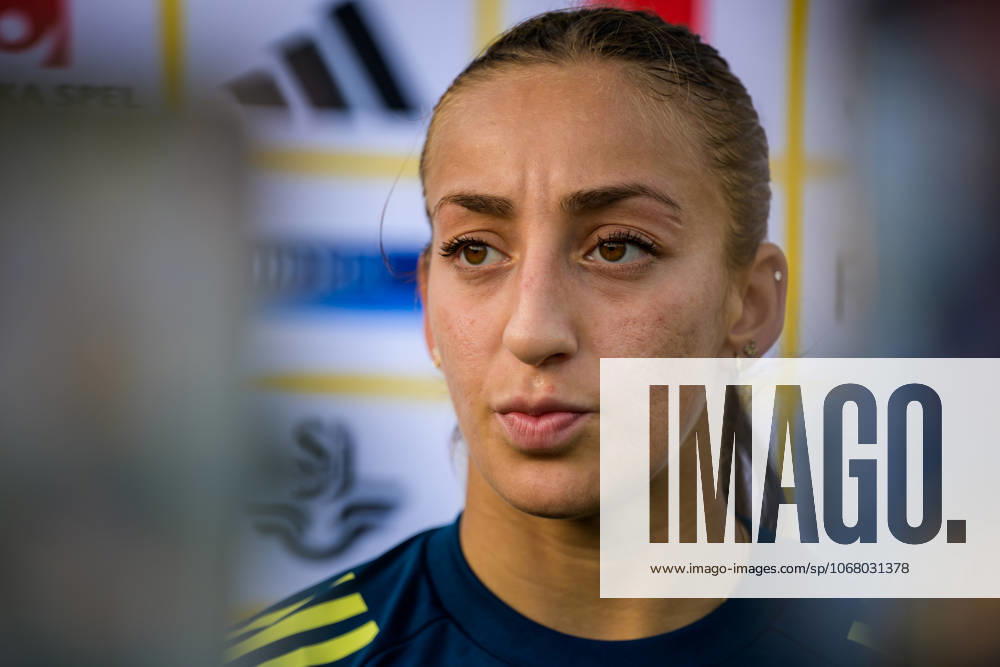 Rosa Kafaji of the Swedish women s national football team is interviewed by the media after a training session on October 20, 2025 in Benahavis. Photo: Ludvig Thunman BILDBYRAN kod LT LT0731 fotboll football soccer fotball träning practice training sverige sweden dam bbeng