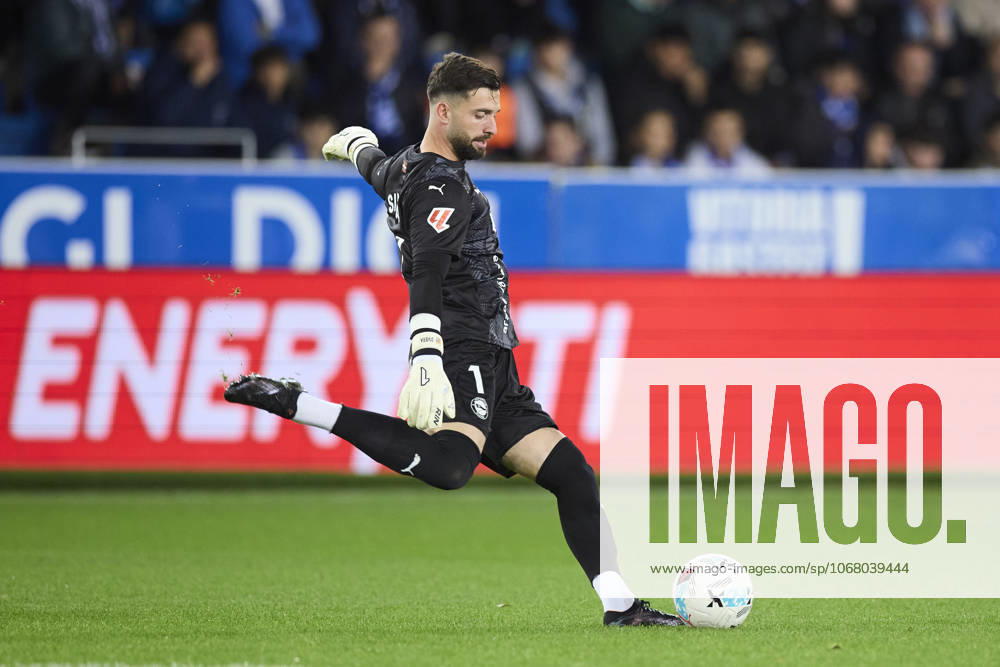 Antonio Sivera of Deportivo Alaves in action during the LaLiga EA Sports match between Deportivo Alaves and Valencia CF at Mendizorrotza on October 20, 2025, in Vitoria, Spain. Vitoria SPAIN - ZUMAa181 20251020_zaa_a181_182