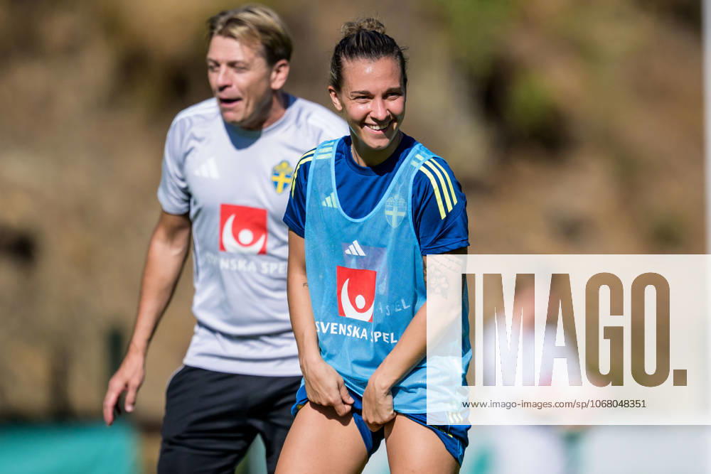 Head coach Tony Gustavsson and Julia Zigiotti Olme during a training session with the Swedish women s national football team on October 21, 2025 in Benahavis. Photo: Ludvig Thunman BILDBYRAN kod LT LT0732 fotboll football soccer fotball träning practice training sverige sweden dam bbeng