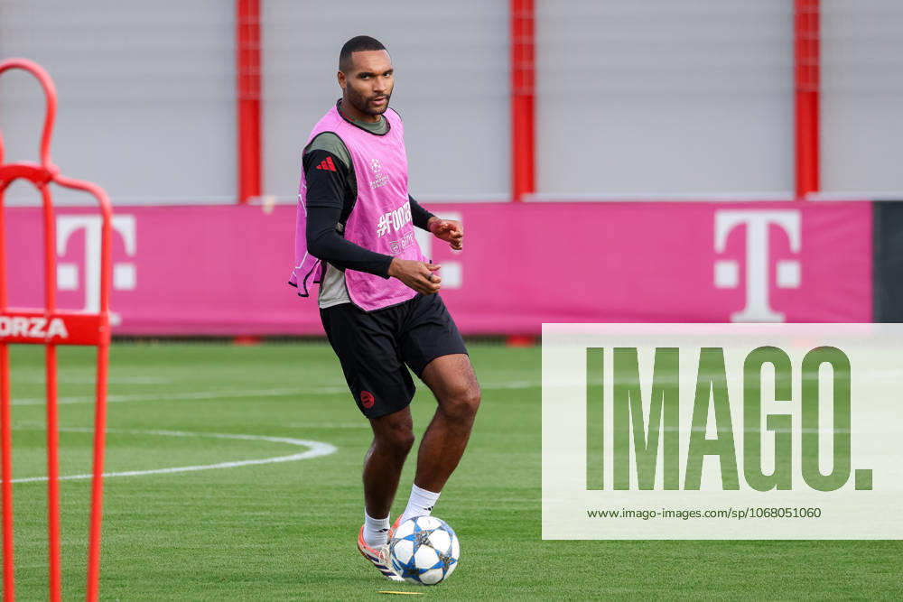 Jonathan Tah (FC Bayern Muenchen, 04) mit Ball, GER, Abschlusstraining, FC Bayern Muenchen, Fussball, UEFA Champions League, Liga-Phase, 3. Spieltag, Saison 2025 2026, 21.10.2025, GER, Abschlusstraining, FC Bayern Muenchen, Fussball, UEFA Champions League, Liga-Phase, 3. Spieltag, Saison 2025 2026, 21.10.2025 Muenchen