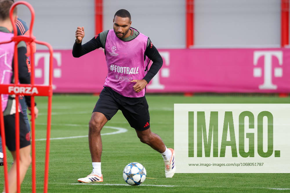 Jonathan Tah (FC Bayern Muenchen, 04) mit Ball, GER, Abschlusstraining, FC Bayern Muenchen, Fussball, UEFA Champions League, Liga-Phase, 3. Spieltag, Saison 2025 2026, 21.10.2025, GER, Abschlusstraining, FC Bayern Muenchen, Fussball, UEFA Champions League, Liga-Phase, 3. Spieltag, Saison 2025 2026, 21.10.2025 Muenchen