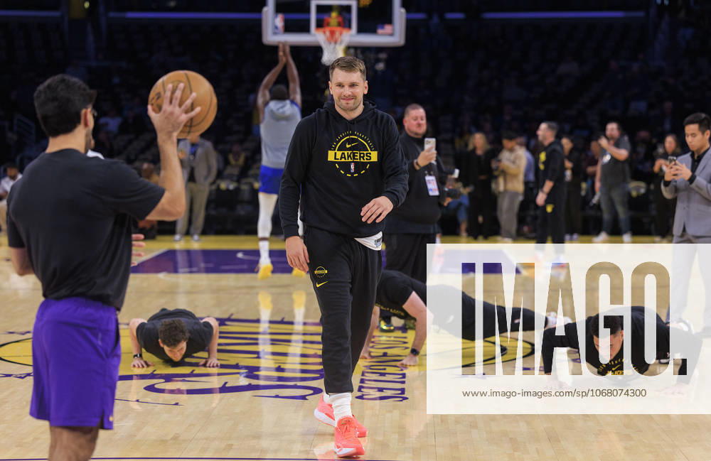 Luka Doncic 77 of the Los Angeles Lakers smiles as he makes a shot from half court and staff does push ups during warmups prior to their regular season NBA, Basketball Herren, USA game against the Golden State Warriors on Tuesday October 21, 2025 at Crypto.com Arena in Los Angeles, California. JAVIER ROJAS PI Los Angeles USA - ZUMAp124 20251021_zaa_p124_019