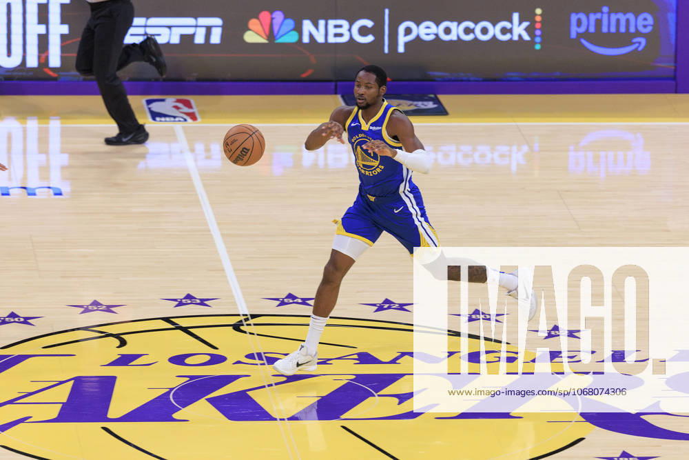 Jonathan Kuminga 1 of the Golden State Warriors passes the ball during their regular season NBA, Basketball Herren, USA game against the Los Angeles Lakers on Tuesday October 21, 2025 at Crypto.com Arena in Los Angeles, California. JAVIER ROJAS PI Los Angeles USA - ZUMAp124 20251021_zaa_p124_025