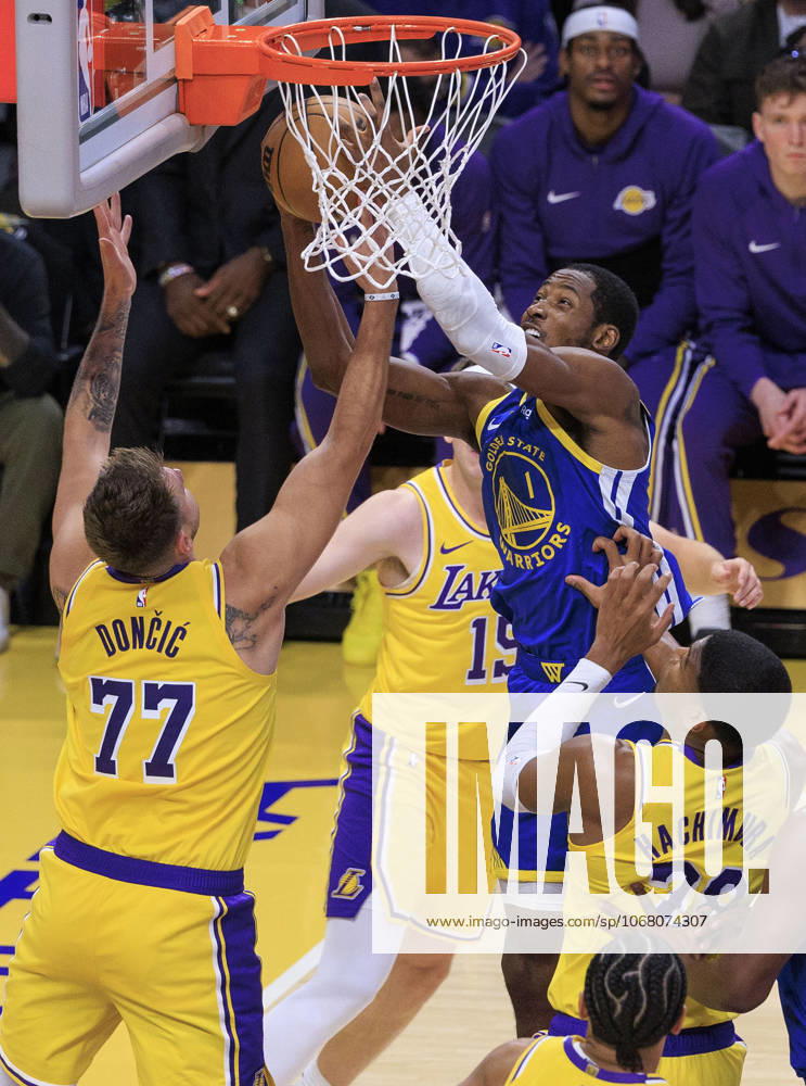 Jonathan Kuminga 1 of the Golden State Warriors puts up a layup past Luka Doncic 77 of the Los Angeles Lakers during their regular season NBA, Basketball Herren, USA game on Tuesday October 21, 2025 at Crypto.com Arena in Los Angeles, California. JAVIER ROJAS PI Los Angeles USA - ZUMAp124 20251021_zaa_p124_026