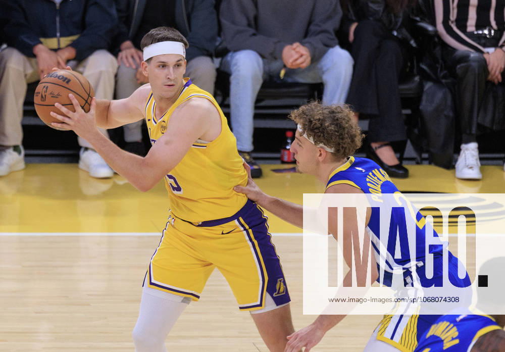 Brandin Podziemski 2 of the Golden State Warriors guards against Austin Reaves 15 of the Los Angeles Lakers during their regular season NBA, Basketball Herren, USA game on Tuesday October 21, 2025 at Crypto.com Arena in Los Angeles, California. JAVIER ROJAS PI Los Angeles USA - ZUMAp124 20251021_zaa_p124_027