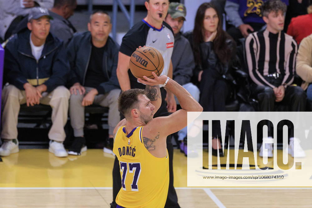 Luka Doncic 77 of the Los Angeles Lakers puts up a shot during their regular season NBA, Basketball Herren, USA game against the Golden State Warriors on Tuesday October 21, 2025 at Crypto.com Arena in Los Angeles, California. JAVIER ROJAS PI Los Angeles USA - ZUMAp124 20251021_zaa_p124_029