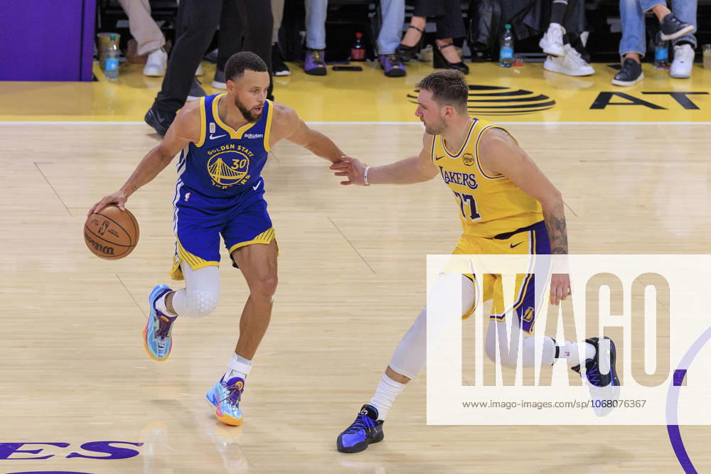 Luka Doncic 77 of the Los Angeles Lakers guards Stephen Curry 30 of the Golden State Warriors during their regular season NBA, Basketball Herren, USA game on Tuesday October 21, 2025 at Crypto.com Arena in Los Angeles, California. JAVIER ROJAS PI Los Angeles USA - ZUMAp124 20251021_zaa_p124_041