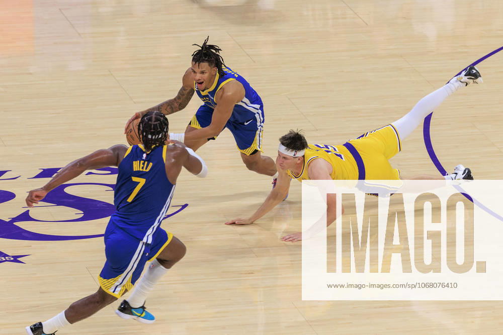 Austin Reaves 15 of the Los Angeles Lakers loses the ball to Will Richard 3 and Buddy Hield 7 of the Golden State Warriors during their regular season NBA, Basketball Herren, USA game on Tuesday October 21, 2025 at Crypto.com Arena in Los Angeles, California. JAVIER ROJAS PI Los Angeles USA - ZUMAp124 20251021_zaa_p124_045