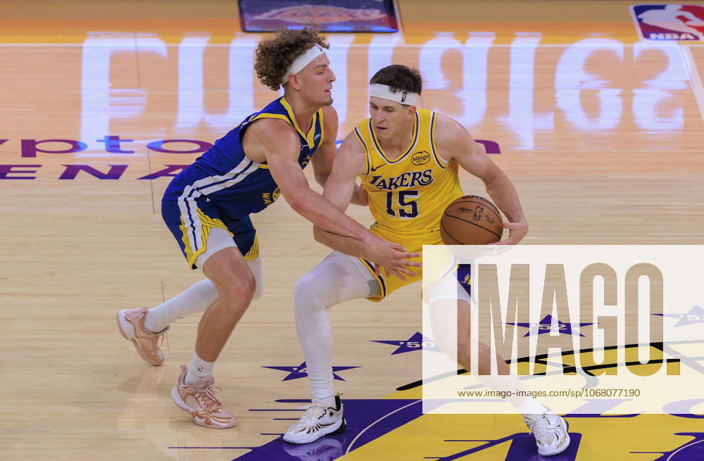 Austin Reaves 15 of the Los Angeles Lakers is guarded by Brandin Podziemski 2 of the Golden State Warriors during their regular season NBA, Basketball Herren, USA game on Tuesday October 21, 2025 at Crypto.com Arena in Los Angeles, California. JAVIER ROJAS PI Los Angeles USA - ZUMAp124 20251021_zaa_p124_062