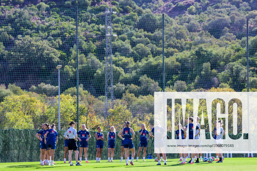Players of the Swedish women s national football team gather ahead of a training session on October 22, 2025 in Benahavis. Photo: Ludvig Thunman BILDBYRAN kod LT LT0733 fotboll football soccer fotball träning practice training sverige sweden dam bbeng
