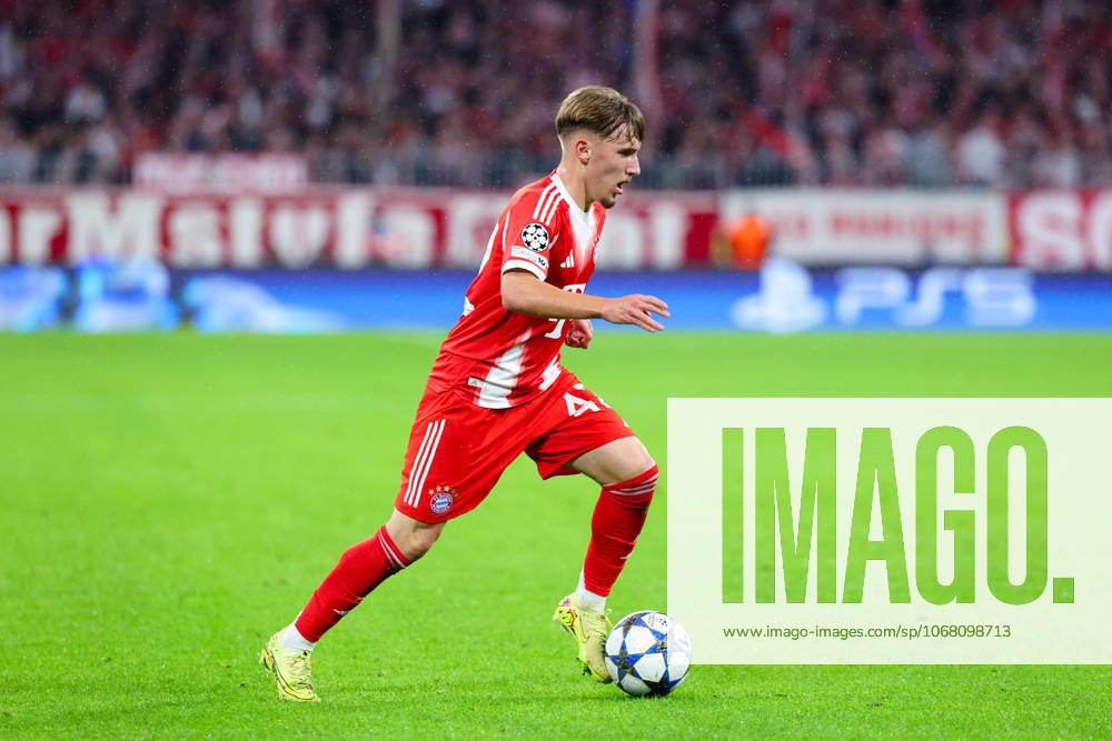 Lennart Karl (42, FC Bayern München) beim Spiel zwischen FC Bayern München v Club Brugge, Fußball, Herren, UEFA Champions League, 2025 2026, 3.Spieltag am 22.10.2025 in München, Allianz-Arena. DFL and DFB regulations prohibit any use of photographs as image sequences and or quasi-video. Bayern Deutschland