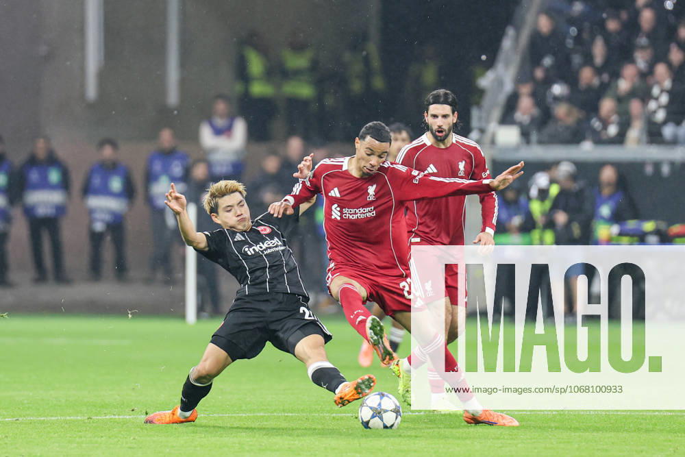 Ritsu Doan (Eintracht Frankfurt,20) und Hugo Ekitike (FC Liverpool, 22) im Zweikampf UEFA Champions League, 3. Spieltag: Eintracht Frankfurt - FC Liverpool am 22.10.25 in Deutsche Bank Park, Frankfurt Frankfurt Deutsche Bank Park Frankfurt Deutschland