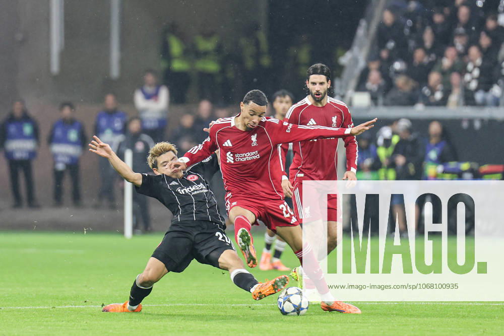 Ritsu Doan (Eintracht Frankfurt,20) und Hugo Ekitike (FC Liverpool, 22) im Zweikampf UEFA Champions League, 3. Spieltag: Eintracht Frankfurt - FC Liverpool am 22.10.25 in Deutsche Bank Park, Frankfurt Frankfurt Deutsche Bank Park Frankfurt Deutschland