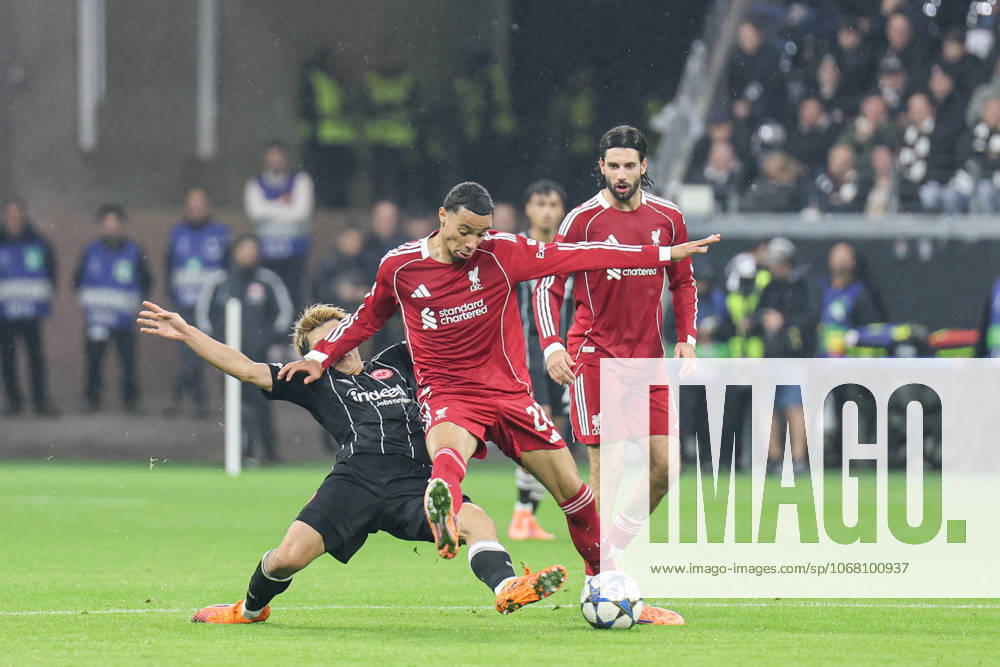 Ritsu Doan (Eintracht Frankfurt,20) und Hugo Ekitike (FC Liverpool, 22) im Zweikampf UEFA Champions League, 3. Spieltag: Eintracht Frankfurt - FC Liverpool am 22.10.25 in Deutsche Bank Park, Frankfurt Frankfurt Deutsche Bank Park Frankfurt Deutschland